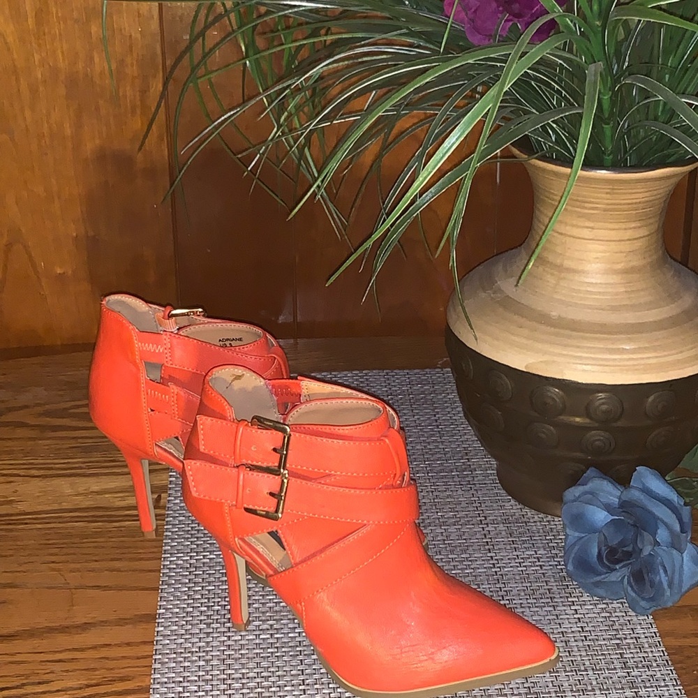 Sophia & Lee Orange Heels!